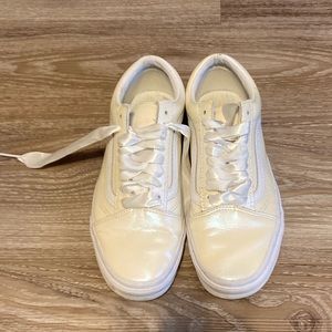 Like New Vans Old Skool Pearl Iridescent Skate Shoe Sneakers, Women’s Size 9